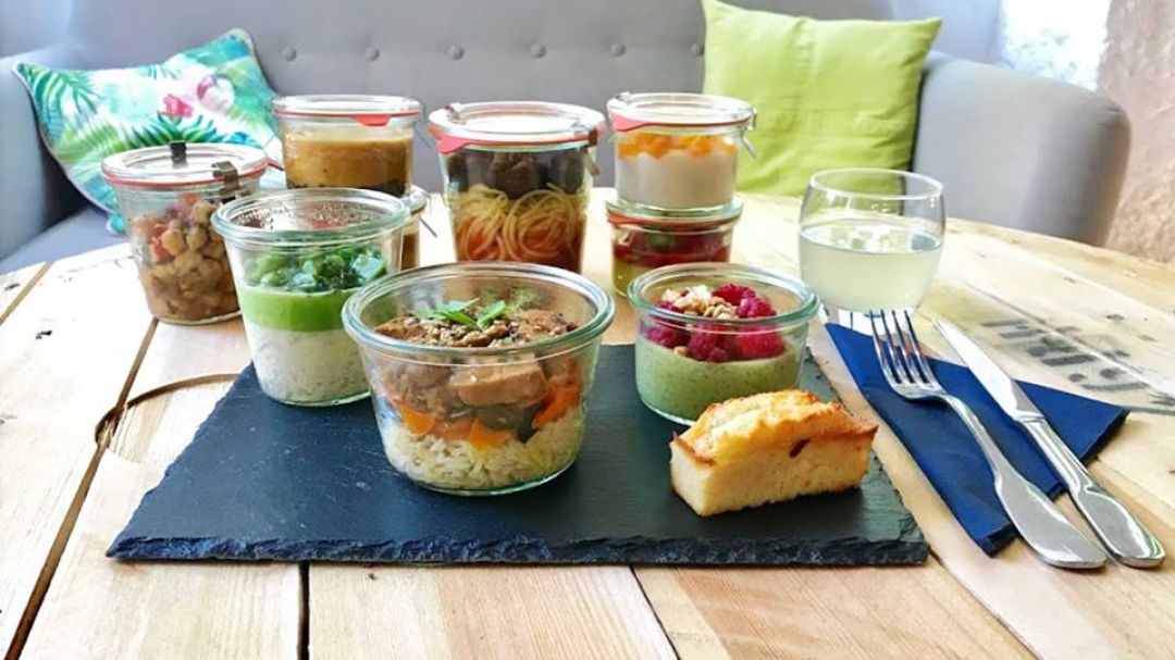 Des plats vegans servis en bocaux