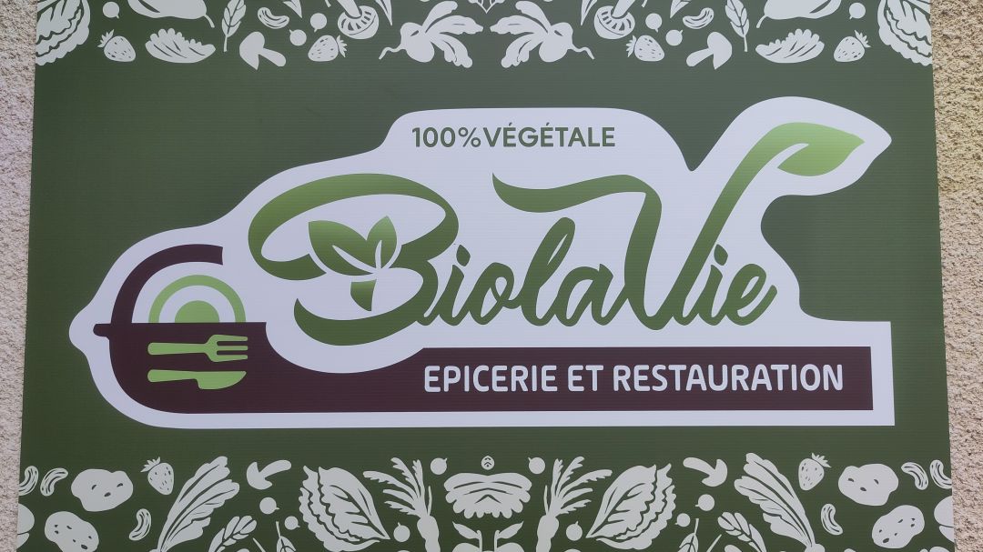 BiolaVie, épicerie bio et végétale, espace boissons et patisseries maison. Restauration artisanale à emporter.