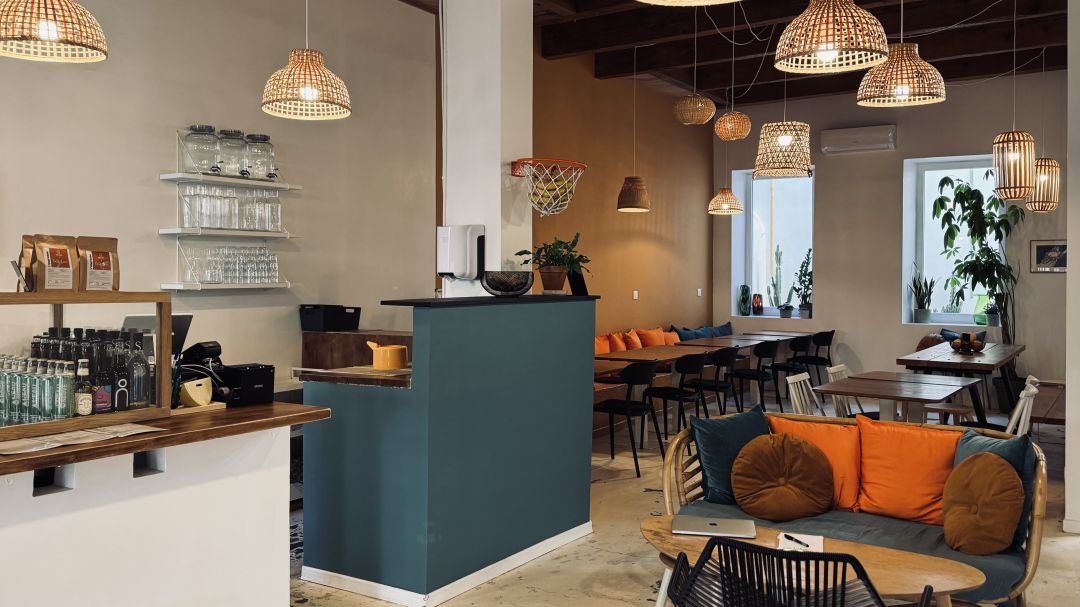 intérieur du local vue comptoir et salle 