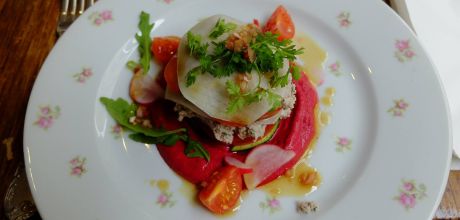 Millefeuille cru de chou rave, courgette et tomate, farci au fromage de noix, crème à la betterave et tomate séchée