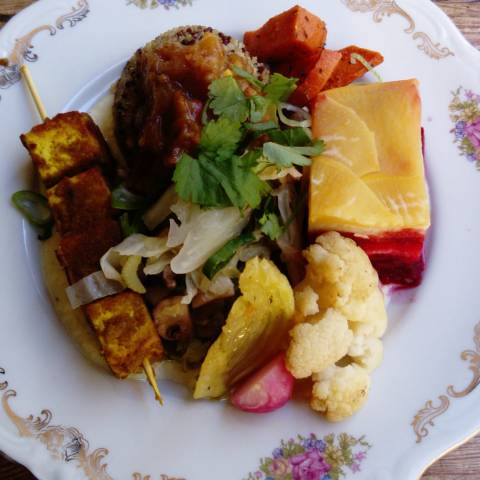 Brochette de tofu au curry et coco, crème de chou chinois à la cardamome, quinoa et amarante, millefeuille de betterave, céleri rave et butternut, patate douce et chou-fleur rôtis, fenouil, chutney kaki - gingembre, coriandre