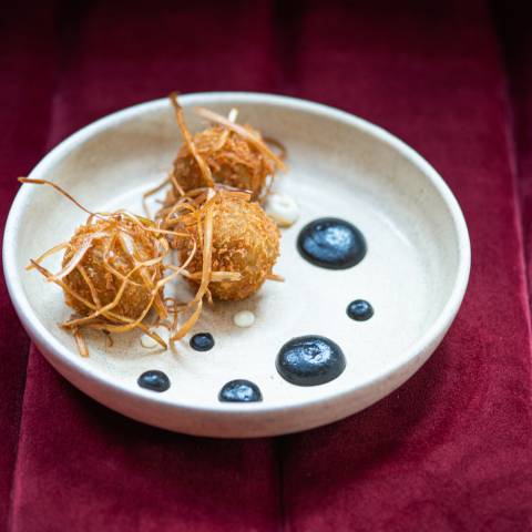 Croquettes de cheddar, aioli, beurre noir de ketchup.