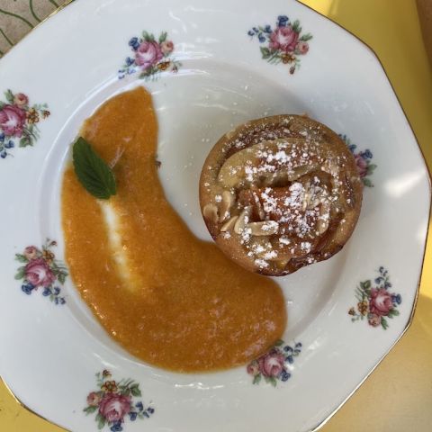 financier aux amandes, coulis d'abricots au romarin