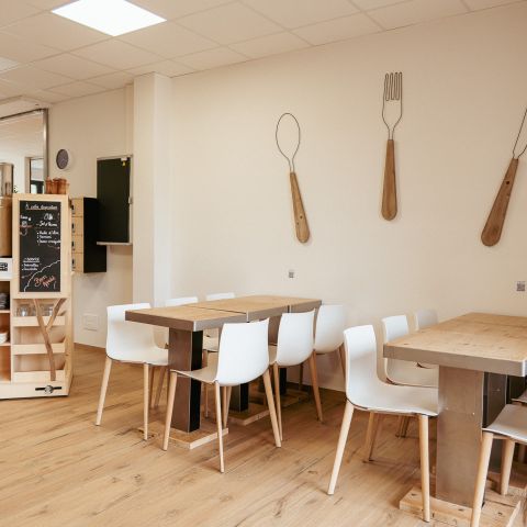 Mobilier en bois, issu du réemploi... confort et sobriété !
