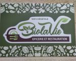 BiolaVie, épicerie bio et végétale, espace boissons et patisseries maison. Restauration artisanale à emporter.